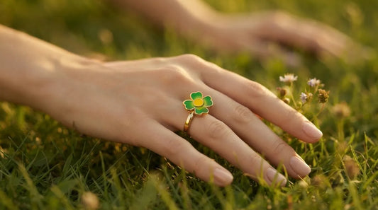 Raline Bergemann Glücksbringer lucky charm jewelry Switzerland — four-leaf clover enamel ring 18K gold adjustable band Lucky Charms collection