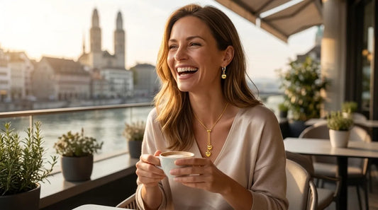 Raline Bergemann founder Swiss waterproof jewelry brand — confident woman wearing 18K PVD gold jewelry Zürich café editorial Switzerland