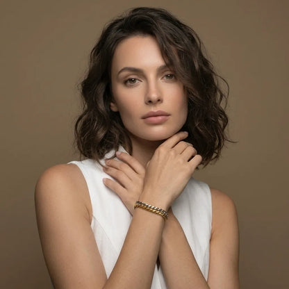 Woman wearing an 18K gold PVD waterproof double bracelet by Raline Bergemann, Switzerland