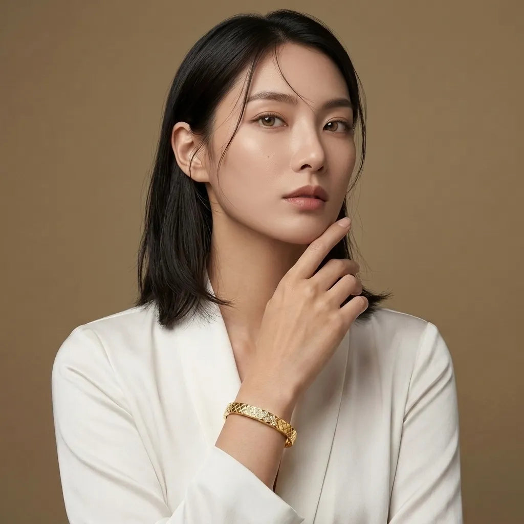 Woman wearing the gold Sérénité cushion bangle, waterproof jewelry by Raline Bergemann